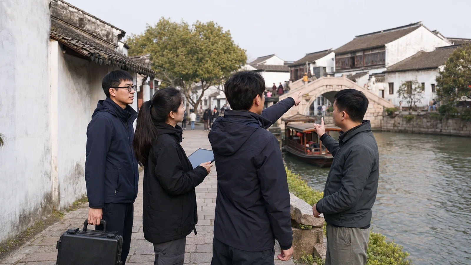 航拍团队在苏州水乡拍摄前沟通机位与飞行方向