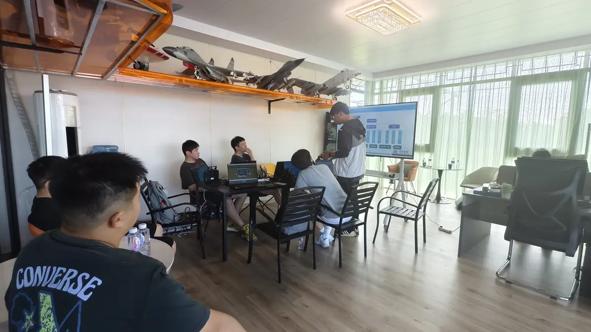 学员在无人机理论课堂接受规范培训