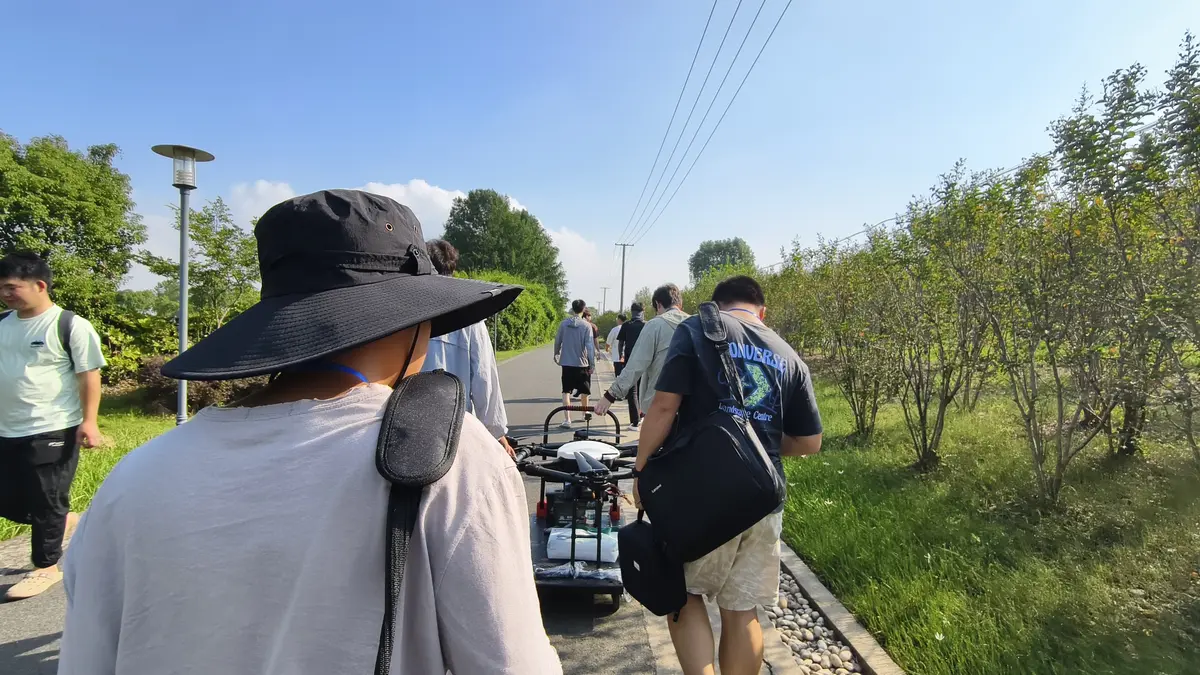 学员团队携带多旋翼无人机前往户外训练场