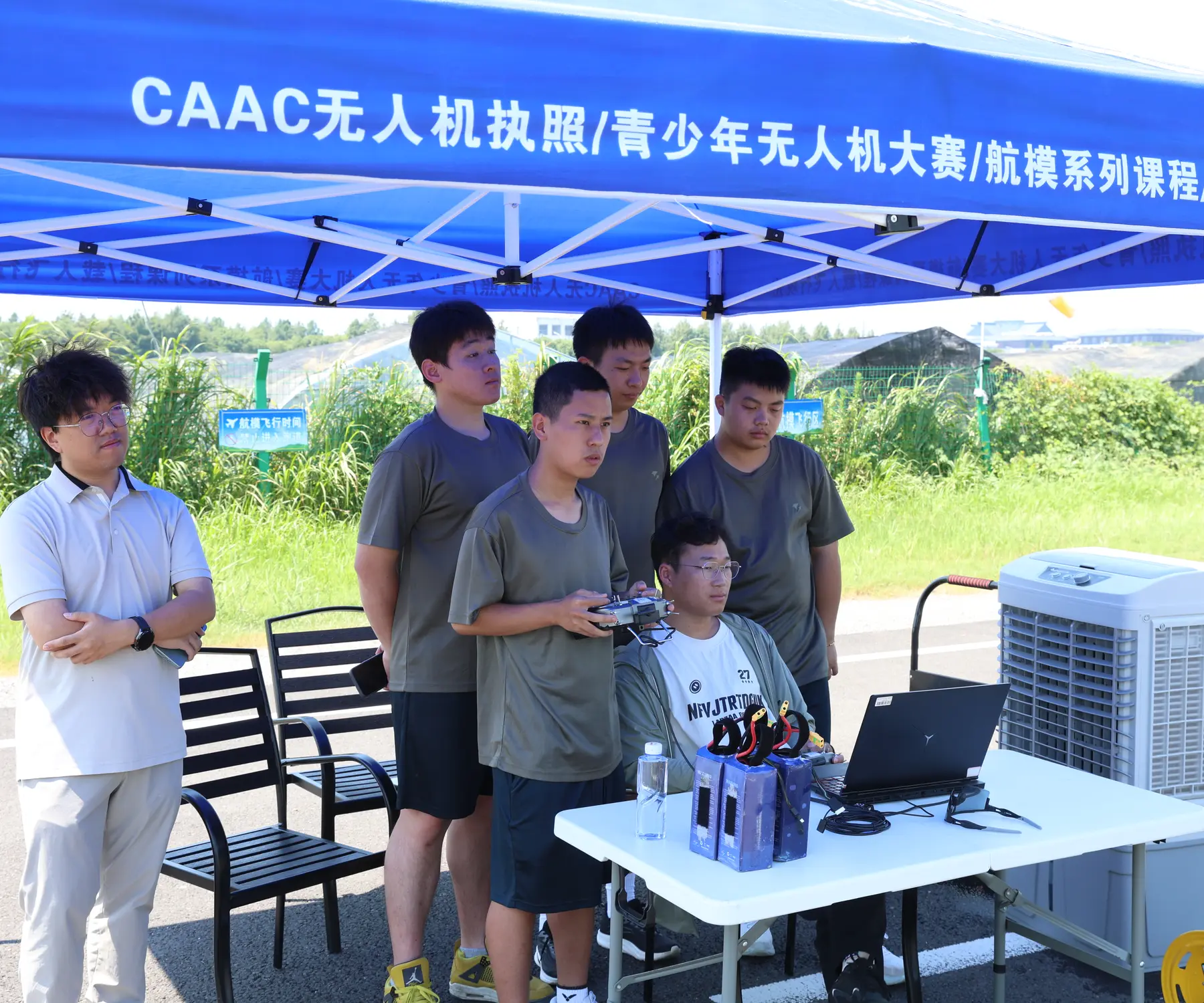 学员在户外实训场进行无人机操控与任务训练