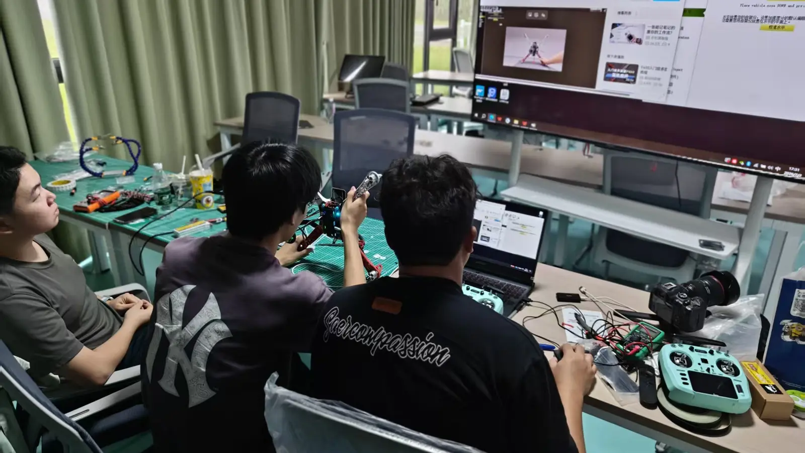 学员在实训教室学习无人机装调与系统调试