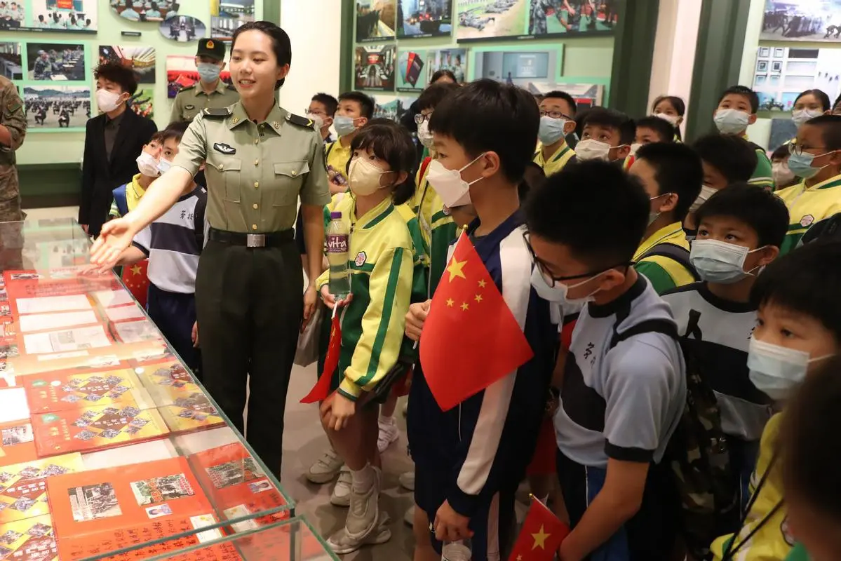 国防教育讲解员带领青少年参观主题展陈