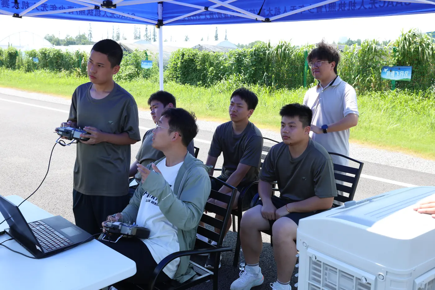教练在室外训练场指导学员飞行操作