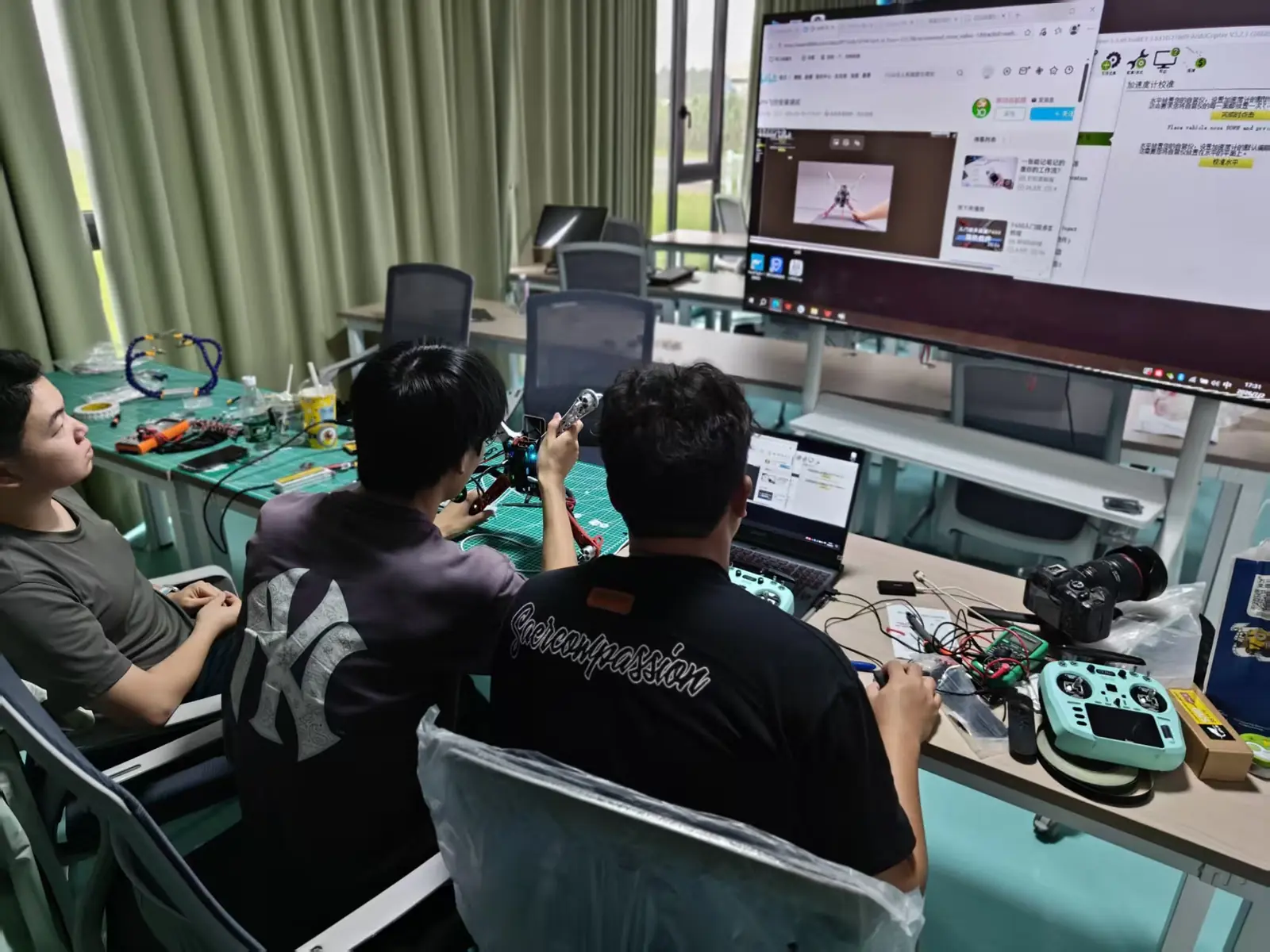 教练与学员在无人机维修维护区进行调试