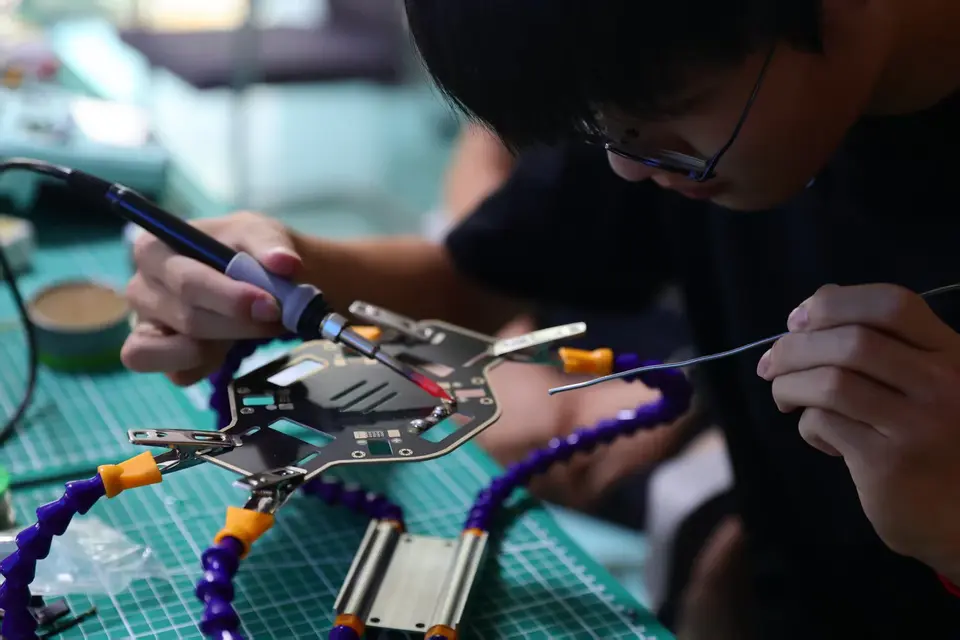 学员进行穿越机装配与焊接训练