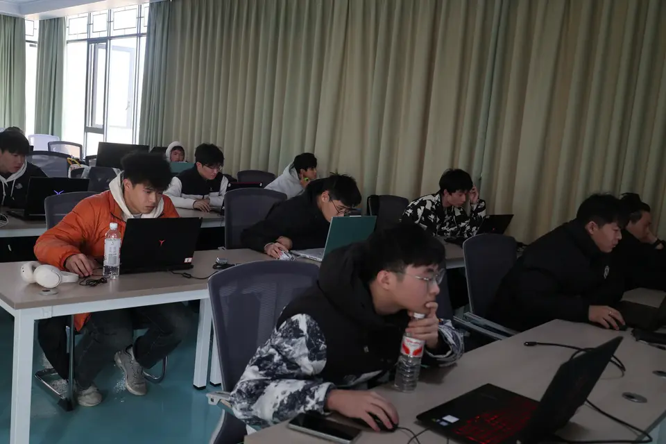 学员在理论课堂中专注学习