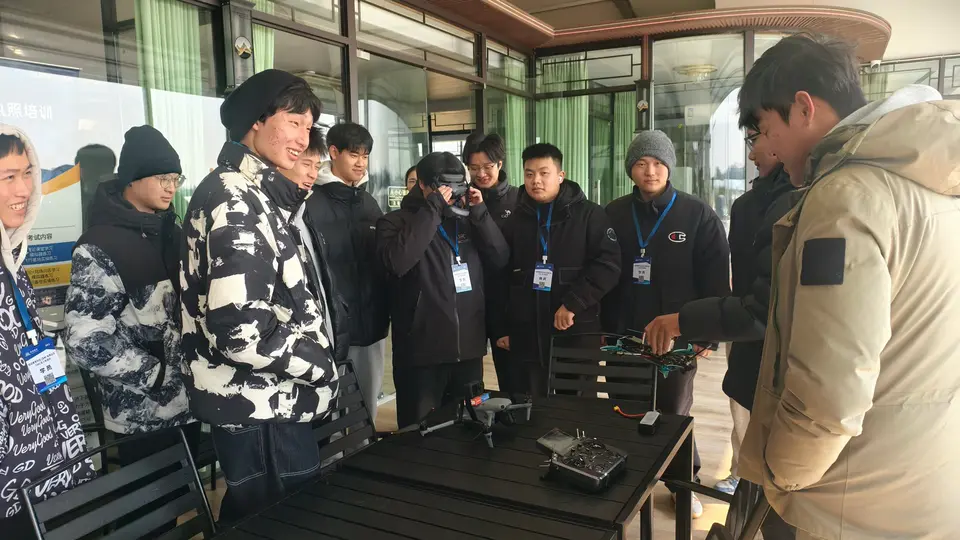 学员体验穿越机设备与飞行训练