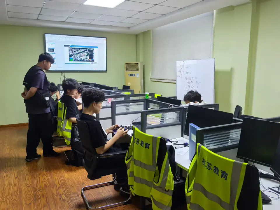 学员在地面站进行模拟飞行训练